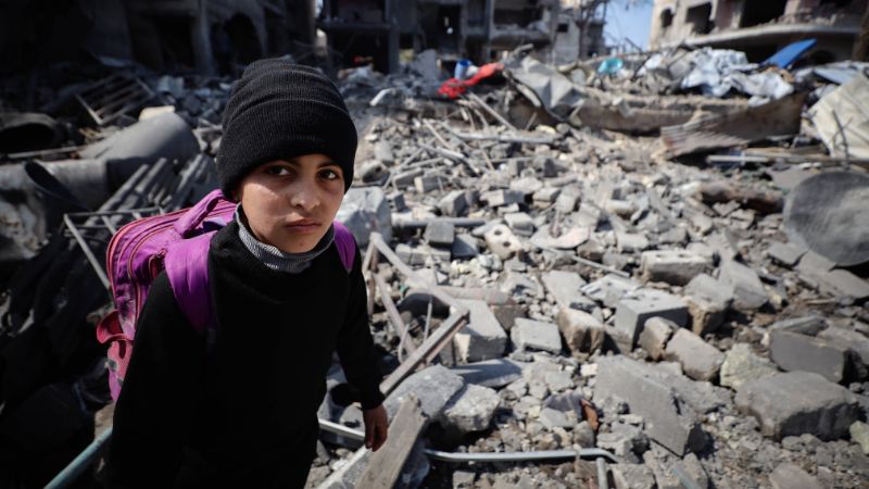 Junge vor Trümmern in Gaza